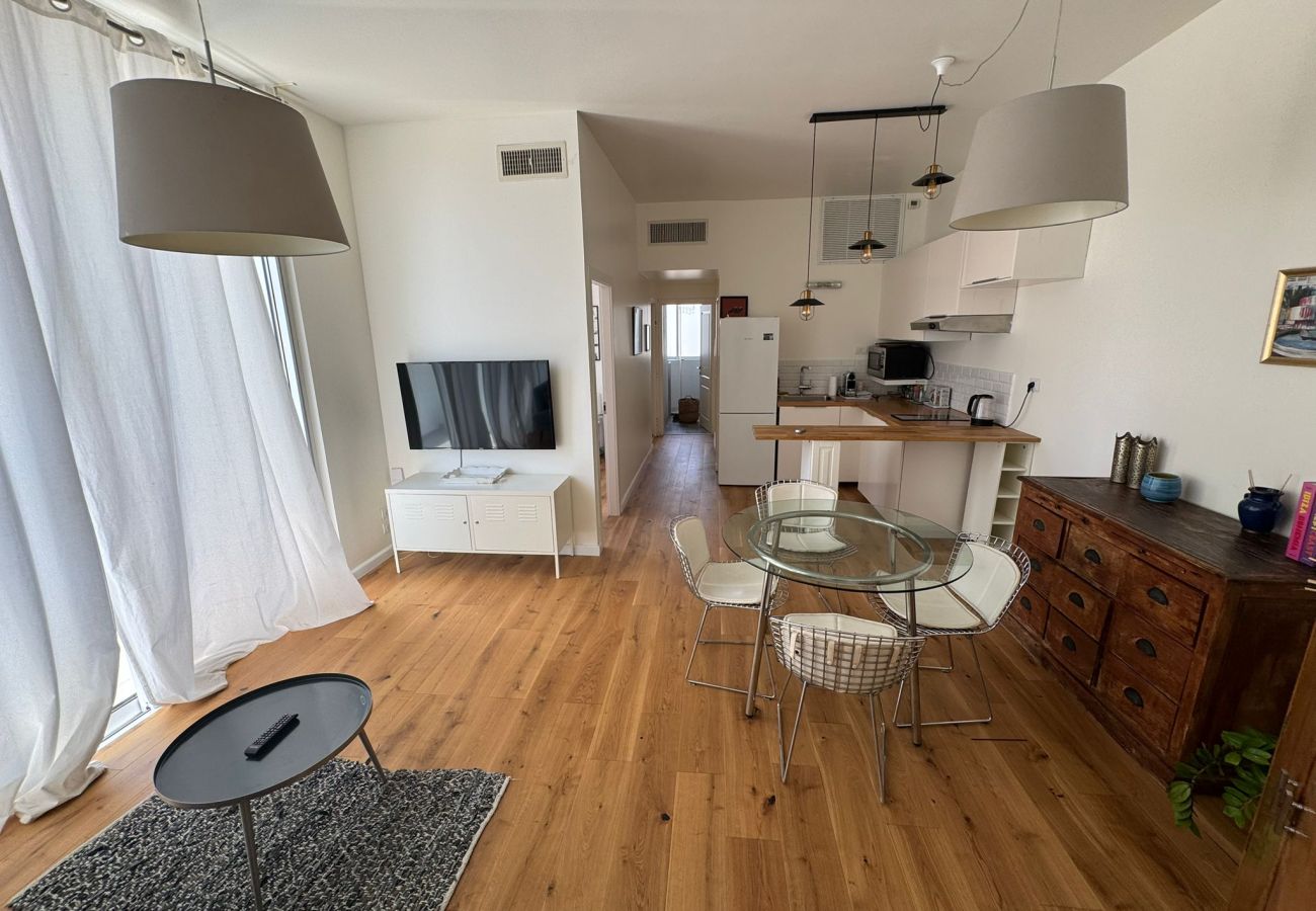 Appartement à Tel Aviv - Jaffa - Lovely 2BR with Balcony at Gordon Beach by FeelHome