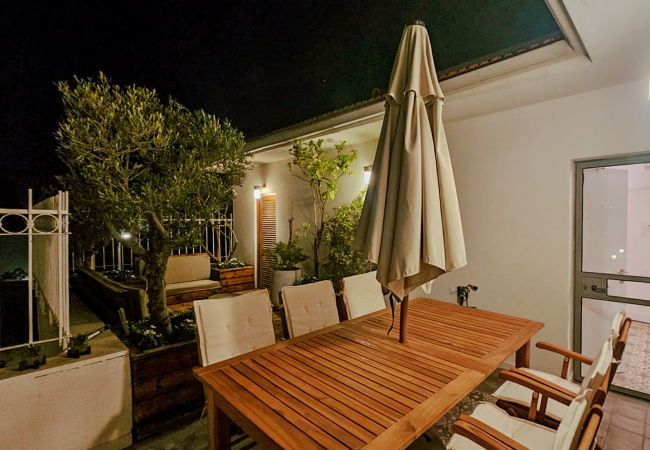 Appartement à Tel Aviv - Jaffa - MAMAD Penthouse & XL Terrace on Dallal Square by FeelHome Appartement à Tel Aviv - Jaffa - MAMAD Penthouse & XL Terrace on Dallal Square by FeelHome