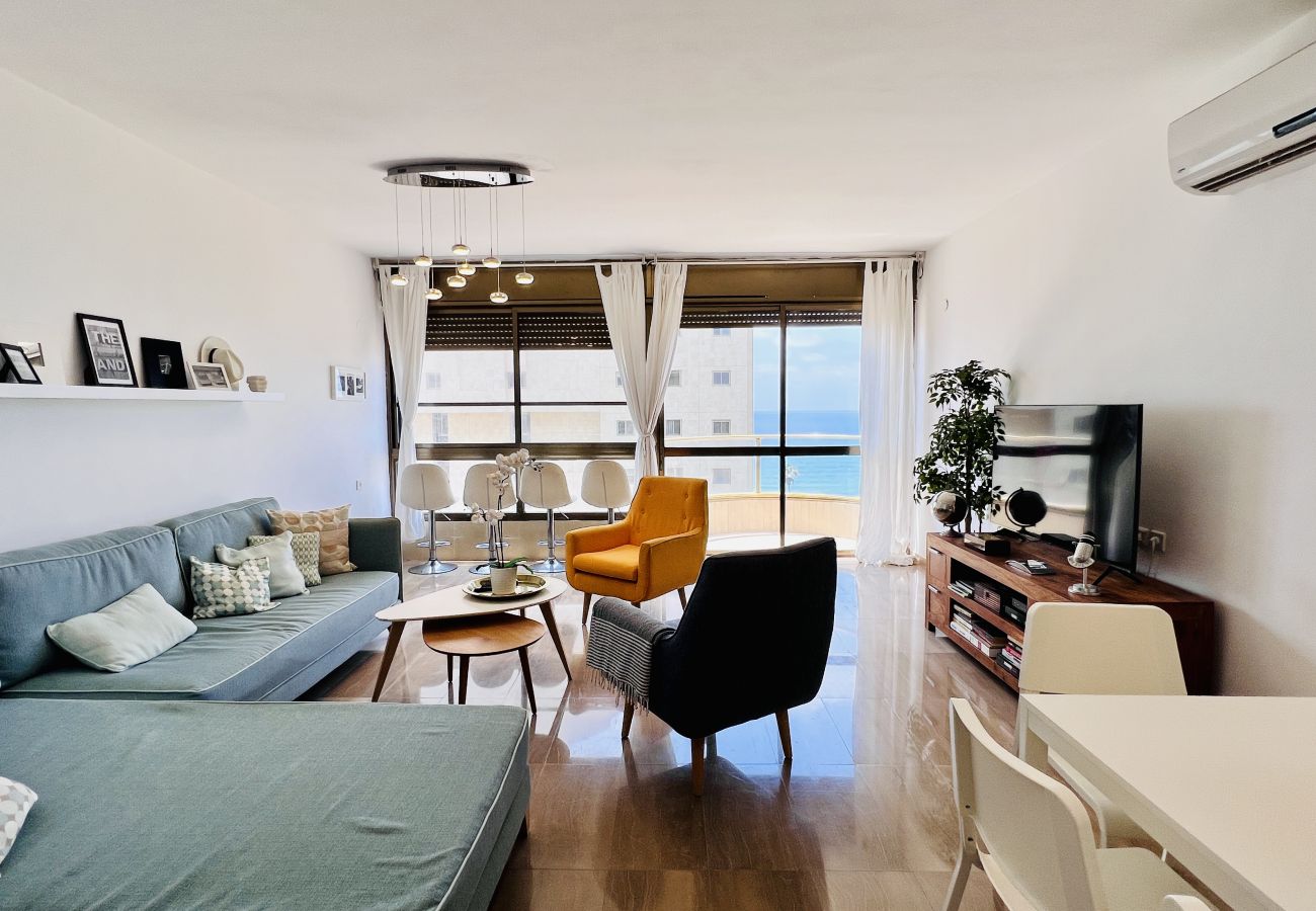 Appartement à Netanya - MIKLAT Elegant Apt with Balcony & Sea View by FeelHome