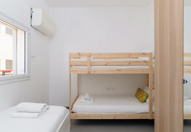 Appartement à Tel Aviv - Jaffa - MAMAD New Bright 2BR with Balcony near Beach by FeelHome Appartement à Tel Aviv - Jaffa - MAMAD New Bright 2BR with Balcony near Beach by FeelHome