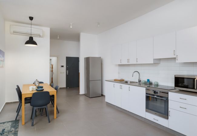 Appartement à Tel Aviv - Jaffa - MAMAD New Bright 2BR with Balcony near Beach by FeelHome Appartement à Tel Aviv - Jaffa - MAMAD New Bright 2BR with Balcony near Beach by FeelHome