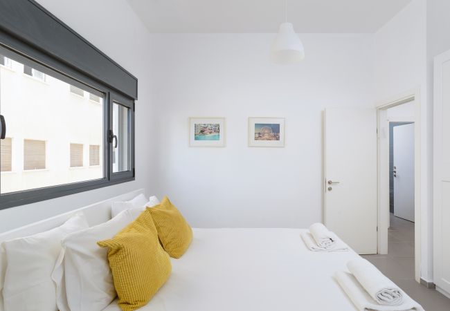 Appartement à Tel Aviv - Jaffa - MAMAD New Bright 2BR with Balcony near Beach by FeelHome Appartement à Tel Aviv - Jaffa - MAMAD New Bright 2BR with Balcony near Beach by FeelHome