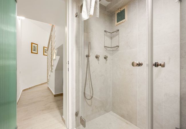 Appartement à Tel Aviv - Jaffa - MAMAD Designer Gem Secret Patio & Jacuzzi Near Beach by FeelHome Appartement à Tel Aviv - Jaffa - MAMAD Designer Gem Secret Patio & Jacuzzi Near Beach by FeelHome