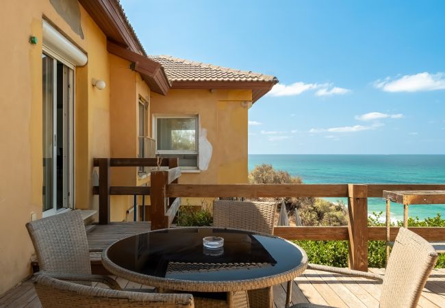 Villa à Beit Yanai - Cliffside Rustic & Charming Villa by FeelHome Villa à Beit Yanai - Cliffside Rustic & Charming Villa by FeelHome