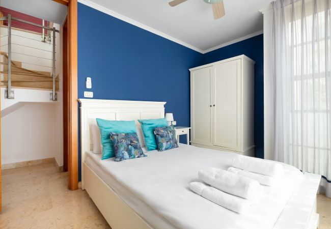 Apartamento em Tel Aviv - Jaffa - MAMAD, Penthouse & Jacuzzi in Neve Tzedek by FeelHome Apartamento em Tel Aviv - Jaffa - MAMAD, Penthouse & Jacuzzi in Neve Tzedek by FeelHome