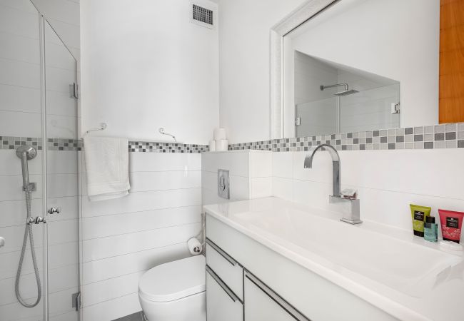 Apartamento em Tel Aviv - Jaffa - MAMAD, Penthouse & Jacuzzi in Neve Tzedek by FeelHome Apartamento em Tel Aviv - Jaffa - MAMAD, Penthouse & Jacuzzi in Neve Tzedek by FeelHome