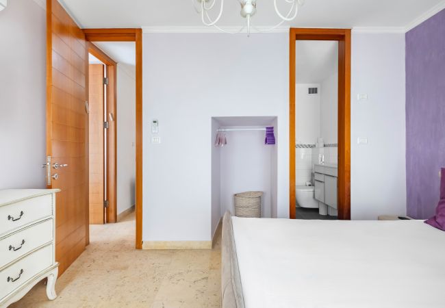 Apartamento em Tel Aviv - Jaffa - MAMAD, Penthouse & Jacuzzi in Neve Tzedek by FeelHome Apartamento em Tel Aviv - Jaffa - MAMAD, Penthouse & Jacuzzi in Neve Tzedek by FeelHome