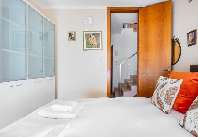 Apartamento em Tel Aviv - Jaffa - MAMAD, Penthouse & Jacuzzi in Neve Tzedek by FeelHome Apartamento em Tel Aviv - Jaffa - MAMAD, Penthouse & Jacuzzi in Neve Tzedek by FeelHome