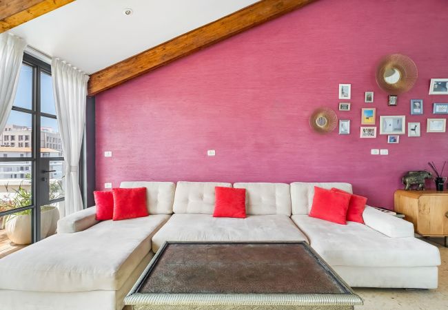 Apartamento em Tel Aviv - Jaffa - MAMAD, Penthouse & Jacuzzi in Neve Tzedek by FeelHome Apartamento em Tel Aviv - Jaffa - MAMAD, Penthouse & Jacuzzi in Neve Tzedek by FeelHome