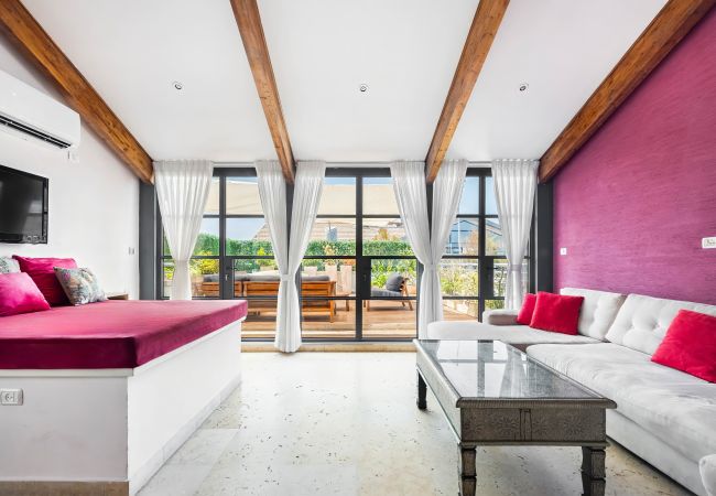 Apartamento em Tel Aviv - Jaffa - MAMAD, Penthouse & Jacuzzi in Neve Tzedek by FeelHome Apartamento em Tel Aviv - Jaffa - MAMAD, Penthouse & Jacuzzi in Neve Tzedek by FeelHome