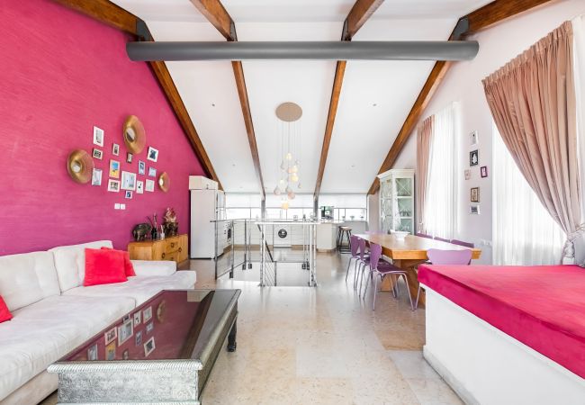 Apartamento em Tel Aviv - Jaffa - MAMAD, Penthouse & Jacuzzi in Neve Tzedek by FeelHome Apartamento em Tel Aviv - Jaffa - MAMAD, Penthouse & Jacuzzi in Neve Tzedek by FeelHome