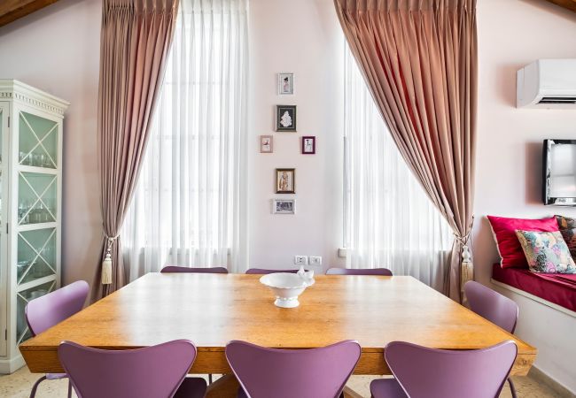 Apartamento em Tel Aviv - Jaffa - MAMAD, Penthouse & Jacuzzi in Neve Tzedek by FeelHome Apartamento em Tel Aviv - Jaffa - MAMAD, Penthouse & Jacuzzi in Neve Tzedek by FeelHome