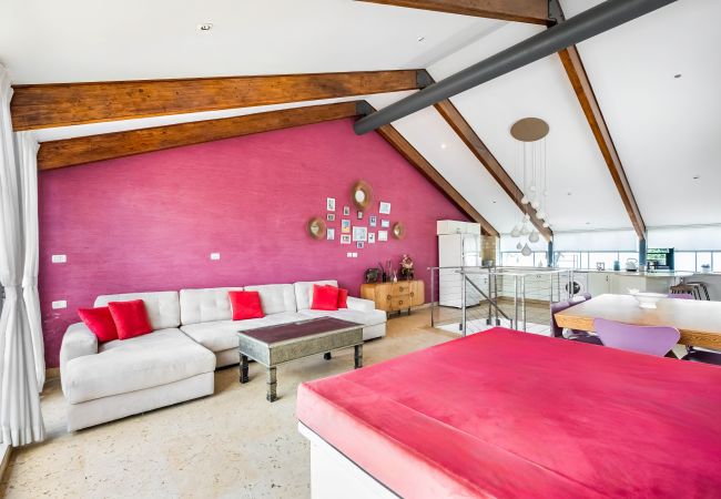 Apartamento em Tel Aviv - Jaffa - MAMAD, Penthouse & Jacuzzi in Neve Tzedek by FeelHome Apartamento em Tel Aviv - Jaffa - MAMAD, Penthouse & Jacuzzi in Neve Tzedek by FeelHome