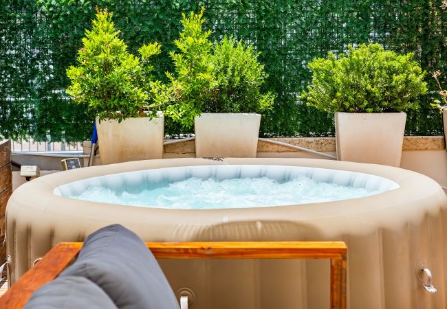 Apartamento em Tel Aviv - Jaffa - MAMAD, Penthouse & Jacuzzi in Neve Tzedek by FeelHome Apartamento em Tel Aviv - Jaffa - MAMAD, Penthouse & Jacuzzi in Neve Tzedek by FeelHome