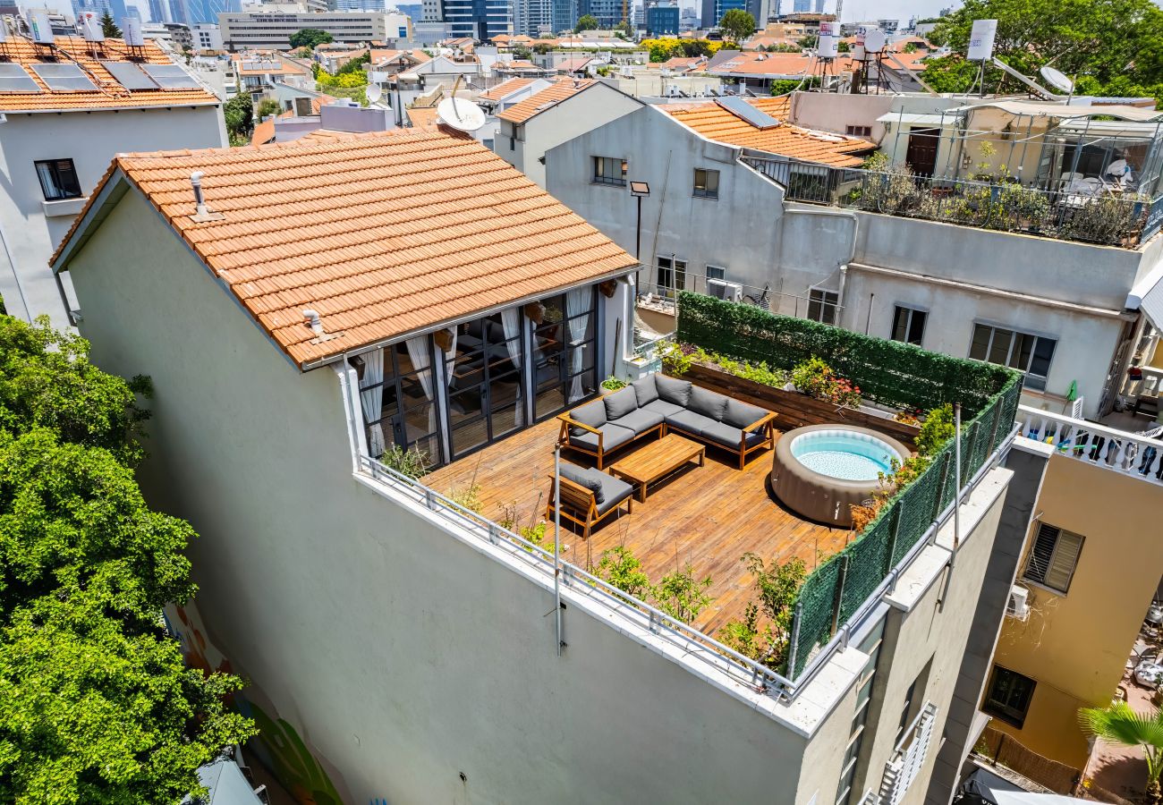 Apartamento em Tel Aviv - Jaffa - MAMAD, Penthouse & Jacuzzi in Neve Tzedek by FeelHome