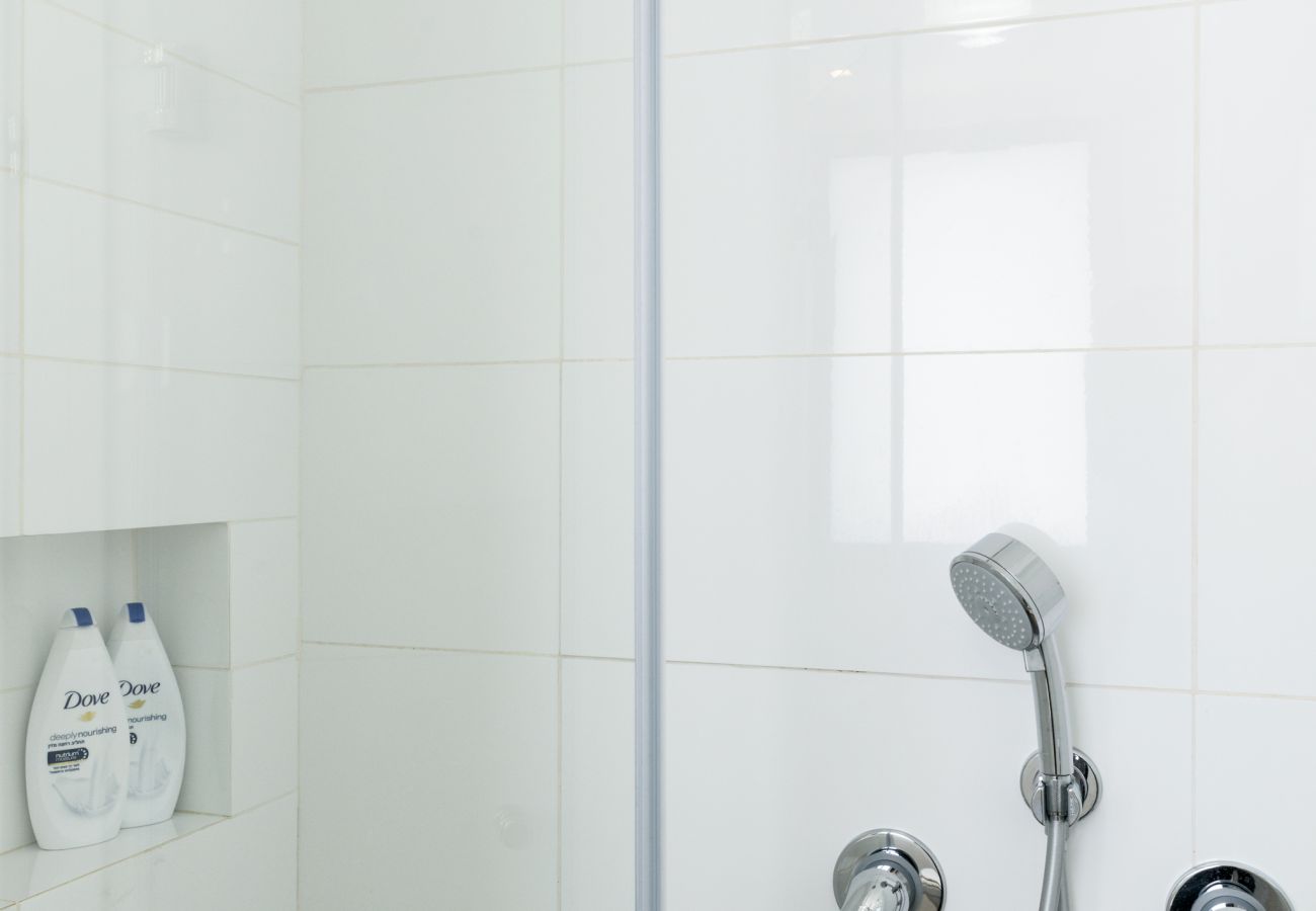 Apartamento em Tel Aviv - Jaffa - MAMAD Comfort 3BR & Balcony in City Center by FeelHome Apartamento em Tel Aviv - Jaffa - MAMAD Comfort 3BR & Balcony in City Center by FeelHome