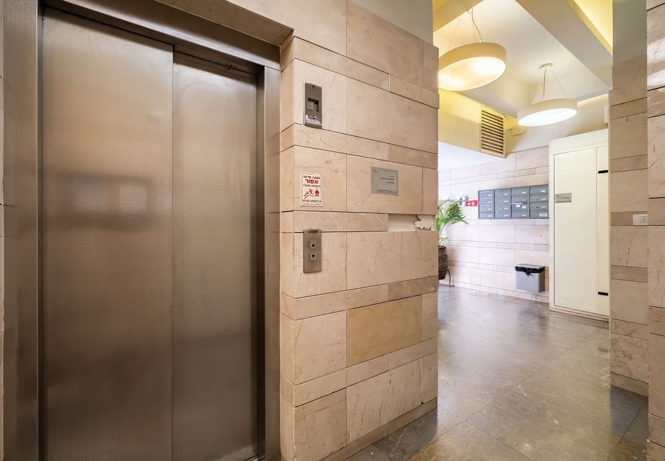 Apartamento em Tel Aviv - Jaffa - MAMAD Beach & City Center with Sea View by FeelHome Apartamento em Tel Aviv - Jaffa - MAMAD Beach & City Center with Sea View by FeelHome