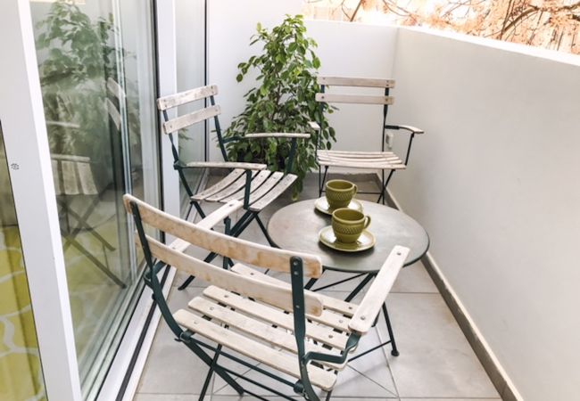 Apartamento em Tel Aviv - Jaffa - Lovely 2BR with Balcony at Gordon Beach by FeelHome Apartamento em Tel Aviv - Jaffa - Lovely 2BR with Balcony at Gordon Beach by FeelHome