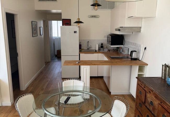 Apartamento em Tel Aviv - Jaffa - Lovely 2BR with Balcony at Gordon Beach by FeelHome Apartamento em Tel Aviv - Jaffa - Lovely 2BR with Balcony at Gordon Beach by FeelHome