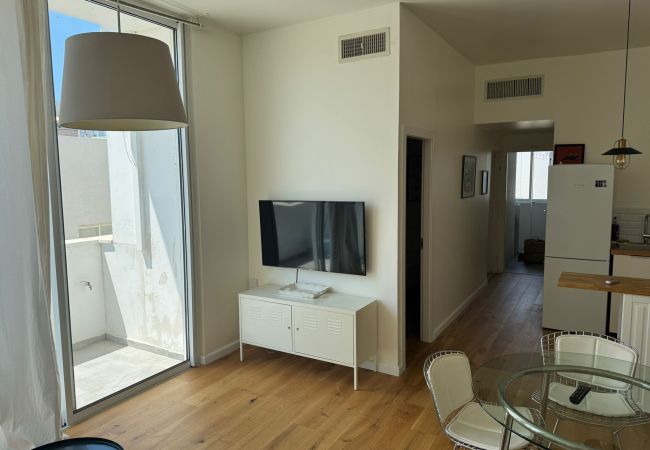 Apartamento em Tel Aviv - Jaffa - Lovely 2BR with Balcony at Gordon Beach by FeelHome Apartamento em Tel Aviv - Jaffa - Lovely 2BR with Balcony at Gordon Beach by FeelHome