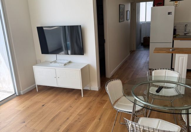 Apartamento em Tel Aviv - Jaffa - Lovely 2BR with Balcony at Gordon Beach by FeelHome Apartamento em Tel Aviv - Jaffa - Lovely 2BR with Balcony at Gordon Beach by FeelHome