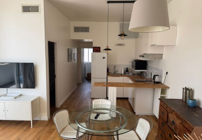 Apartamento em Tel Aviv - Jaffa - Lovely 2BR with Balcony at Gordon Beach by FeelHome Apartamento em Tel Aviv - Jaffa - Lovely 2BR with Balcony at Gordon Beach by FeelHome