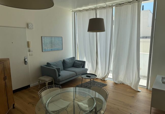 Apartamento em Tel Aviv - Jaffa - Lovely 2BR with Balcony at Gordon Beach by FeelHome Apartamento em Tel Aviv - Jaffa - Lovely 2BR with Balcony at Gordon Beach by FeelHome