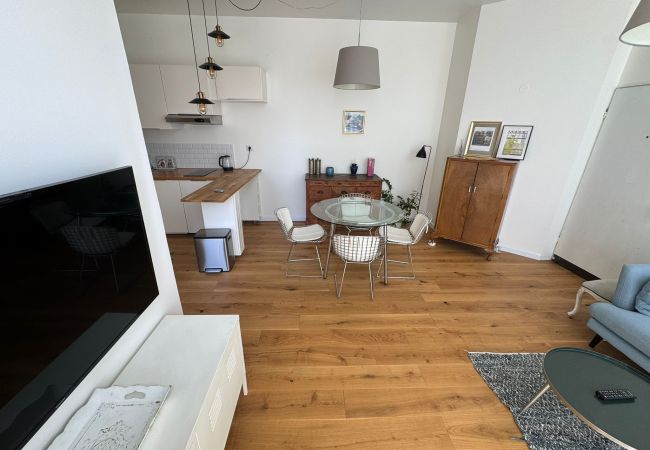 Apartamento em Tel Aviv - Jaffa - Lovely 2BR with Balcony at Gordon Beach by FeelHome Apartamento em Tel Aviv - Jaffa - Lovely 2BR with Balcony at Gordon Beach by FeelHome