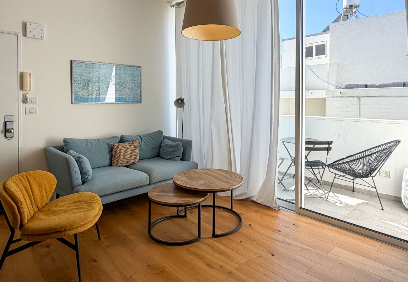Apartamento em Tel Aviv - Jaffa - Lovely 2BR with Balcony at Gordon Beach by FeelHome