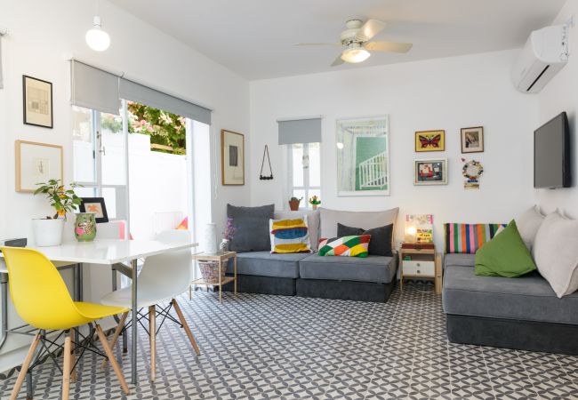 Apartamento em Tel Aviv - Jaffa - Vintage & Chic with Patio by FeelHome