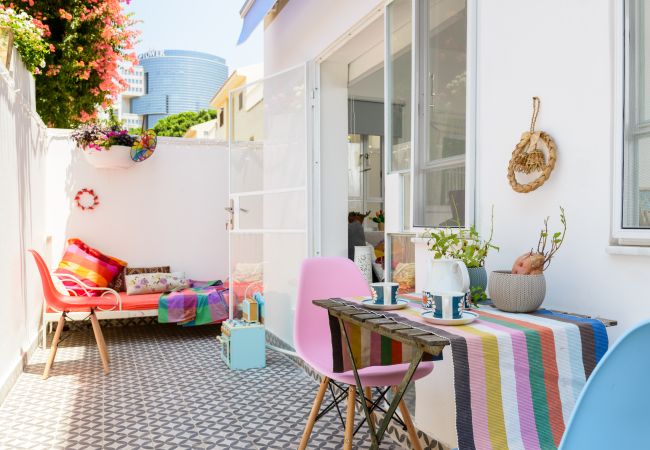Apartamento em Tel Aviv - Jaffa - Vintage & Chic with Patio by FeelHome