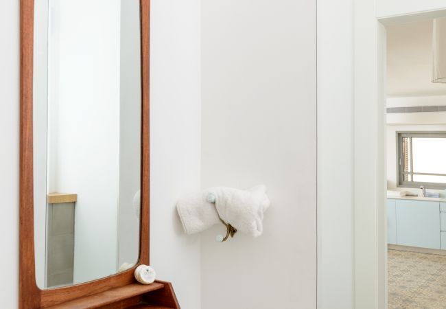 Apartamento em Tel Aviv - Jaffa - MAMAD Penthouse & XL Terrace on Dallal Square by FeelHome Apartamento em Tel Aviv - Jaffa - MAMAD Penthouse & XL Terrace on Dallal Square by FeelHome