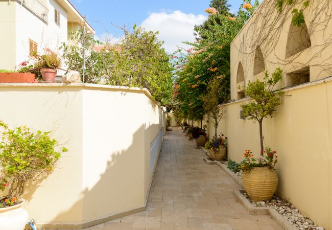 Apartamento em Tel Aviv - Jaffa - MAMAD Penthouse & XL Terrace on Dallal Square by FeelHome Apartamento em Tel Aviv - Jaffa - MAMAD Penthouse & XL Terrace on Dallal Square by FeelHome