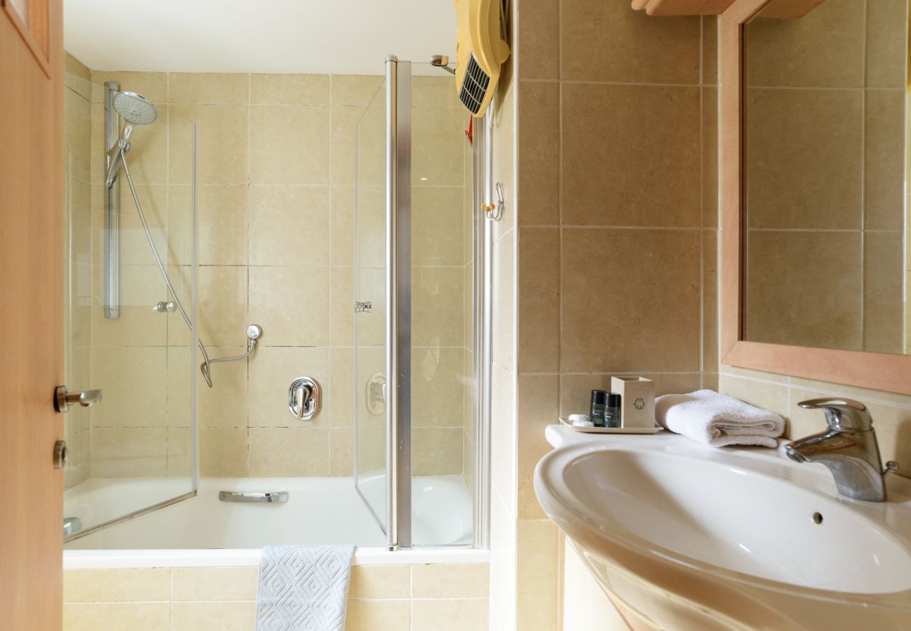 Apartamento em Tel Aviv - Jaffa - MAMAD Cosy Hideaway steps from Beach by FeelHome Apartamento em Tel Aviv - Jaffa - MAMAD Cosy Hideaway steps from Beach by FeelHome