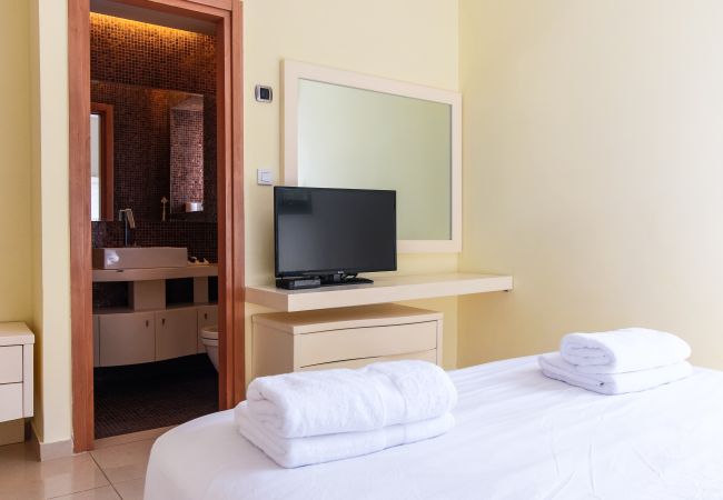 Apartamento em Tel Aviv - Jaffa - MAMAD Upscale Family Home with Balcony, Parking next to Beach by FeelHome Apartamento em Tel Aviv - Jaffa - MAMAD Upscale Family Home with Balcony, Parking next to Beach by FeelHome