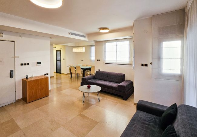 Apartamento em Tel Aviv - Jaffa - MAMAD Upscale Family Home with Balcony, Parking next to Beach by FeelHome Apartamento em Tel Aviv - Jaffa - MAMAD Upscale Family Home with Balcony, Parking next to Beach by FeelHome