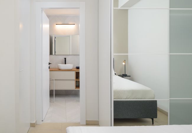 Apartamento em Tel Aviv - Jaffa - MAMAD Elegant Duplex with XL Patio by FeelHome Apartamento em Tel Aviv - Jaffa - MAMAD Elegant Duplex with XL Patio by FeelHome