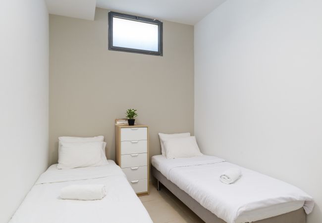 Apartamento em Tel Aviv - Jaffa - MAMAD Elegant Duplex with XL Patio by FeelHome Apartamento em Tel Aviv - Jaffa - MAMAD Elegant Duplex with XL Patio by FeelHome