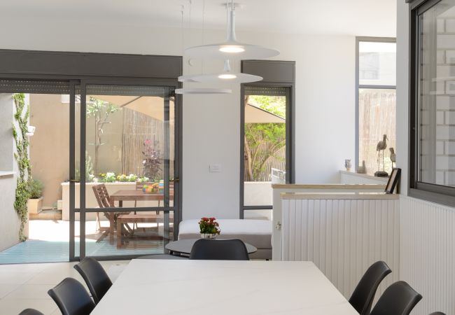 Apartamento em Tel Aviv - Jaffa - MAMAD Elegant Duplex with XL Patio by FeelHome Apartamento em Tel Aviv - Jaffa - MAMAD Elegant Duplex with XL Patio by FeelHome