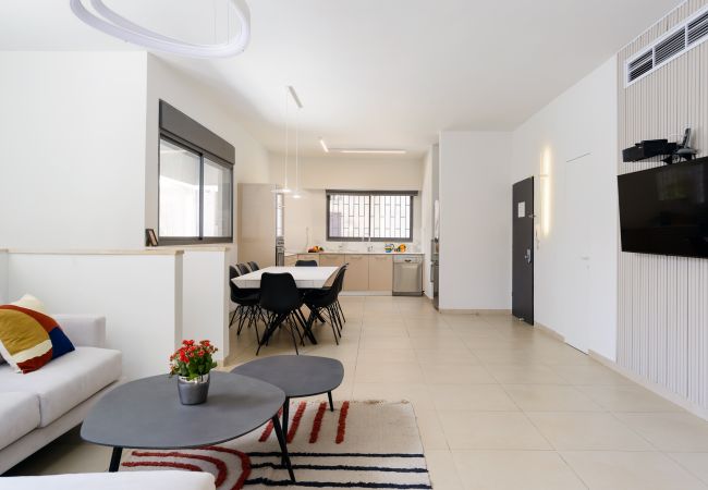 Apartamento em Tel Aviv - Jaffa - MAMAD Elegant Duplex with XL Patio by FeelHome Apartamento em Tel Aviv - Jaffa - MAMAD Elegant Duplex with XL Patio by FeelHome