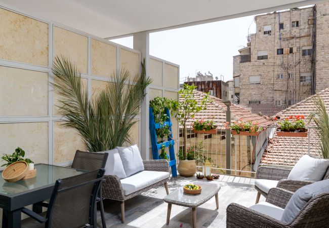 Apartamento em Jerusalem - MAMAD Design & Veranda next to Mahane Yehuda Market by FeelHome Apartamento em Jerusalem - MAMAD Design & Veranda next to Mahane Yehuda Market by FeelHome