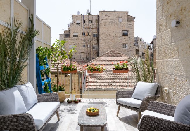 Apartamento em Jerusalem - MAMAD Design & Veranda next to Mahane Yehuda Market by FeelHome Apartamento em Jerusalem - MAMAD Design & Veranda next to Mahane Yehuda Market by FeelHome