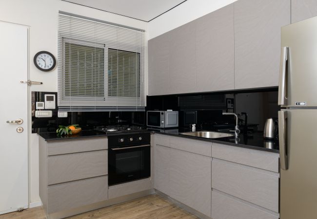 Apartamento em Jerusalem - MAMAD Design & Veranda next to Mahane Yehuda Market by FeelHome Apartamento em Jerusalem - MAMAD Design & Veranda next to Mahane Yehuda Market by FeelHome