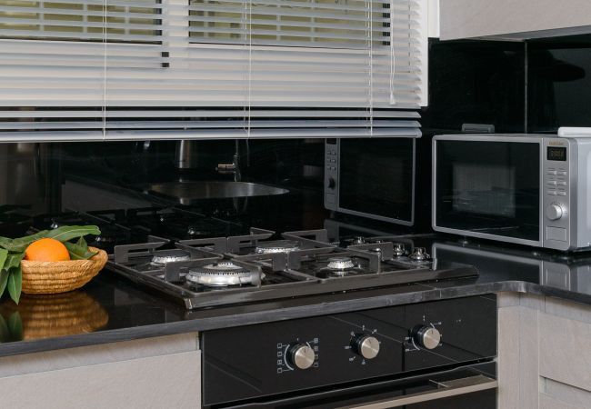 Apartamento em Jerusalem - MAMAD Design & Veranda next to Mahane Yehuda Market by FeelHome Apartamento em Jerusalem - MAMAD Design & Veranda next to Mahane Yehuda Market by FeelHome