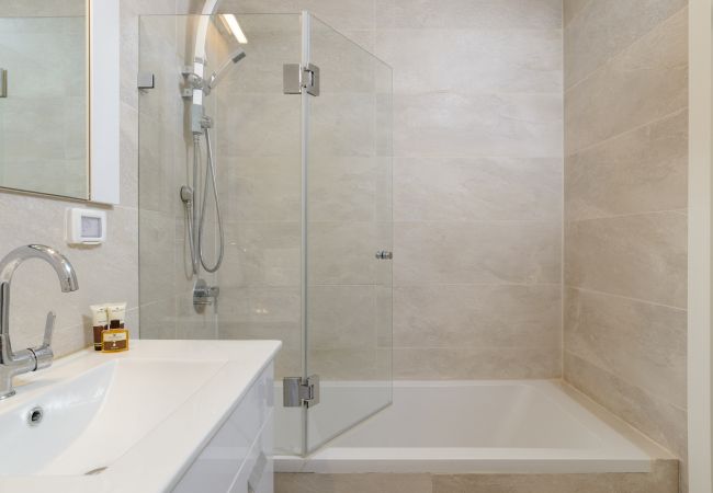 Apartamento em Jerusalem - MAMAD Design & Veranda next to Mahane Yehuda Market by FeelHome Apartamento em Jerusalem - MAMAD Design & Veranda next to Mahane Yehuda Market by FeelHome