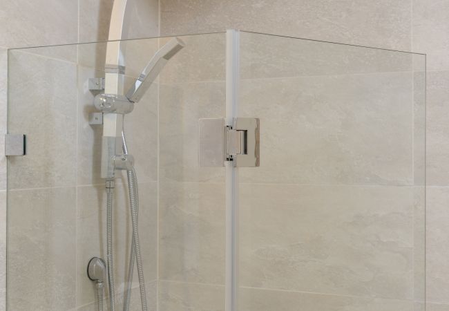 Apartamento em Jerusalem - MAMAD Design & Veranda next to Mahane Yehuda Market by FeelHome Apartamento em Jerusalem - MAMAD Design & Veranda next to Mahane Yehuda Market by FeelHome