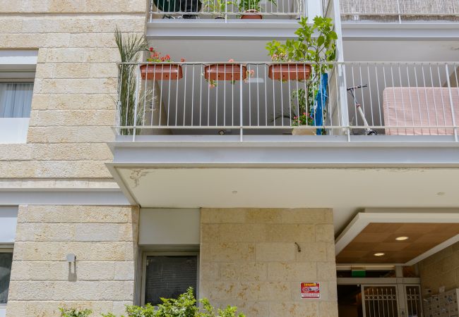 Apartamento em Jerusalem - MAMAD Design & Veranda next to Mahane Yehuda Market by FeelHome Apartamento em Jerusalem - MAMAD Design & Veranda next to Mahane Yehuda Market by FeelHome
