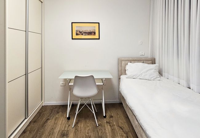 Apartamento em Jerusalem - MAMAD Design & Veranda next to Mahane Yehuda Market by FeelHome Apartamento em Jerusalem - MAMAD Design & Veranda next to Mahane Yehuda Market by FeelHome