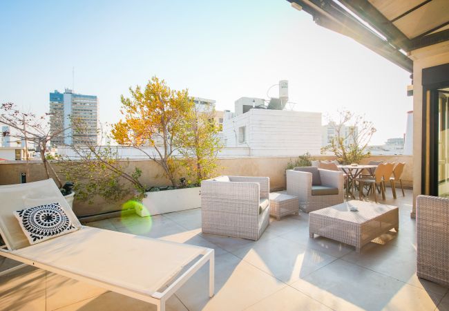 Apartamento em Tel Aviv - Jaffa - 4BR Chic Duplex Penthouse with Terrace by FeelHome