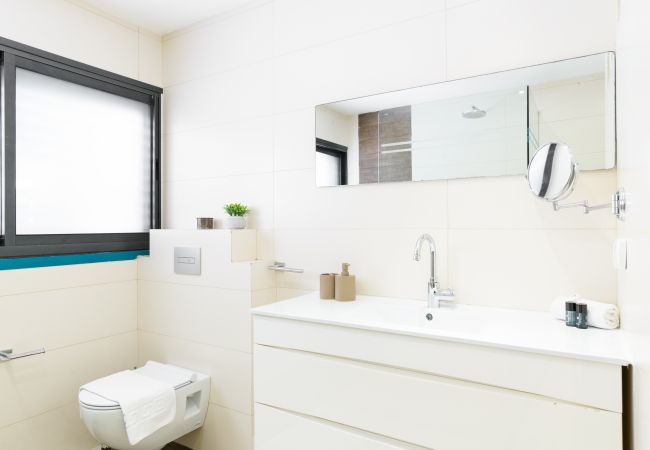 Apartamento em Tel Aviv - Jaffa - MAMAD Fresh Design 2BR in City Center by FeelHome Apartamento em Tel Aviv - Jaffa - MAMAD Fresh Design 2BR in City Center by FeelHome